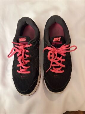 Nike Women's Black and Pink Athletic Sneakers